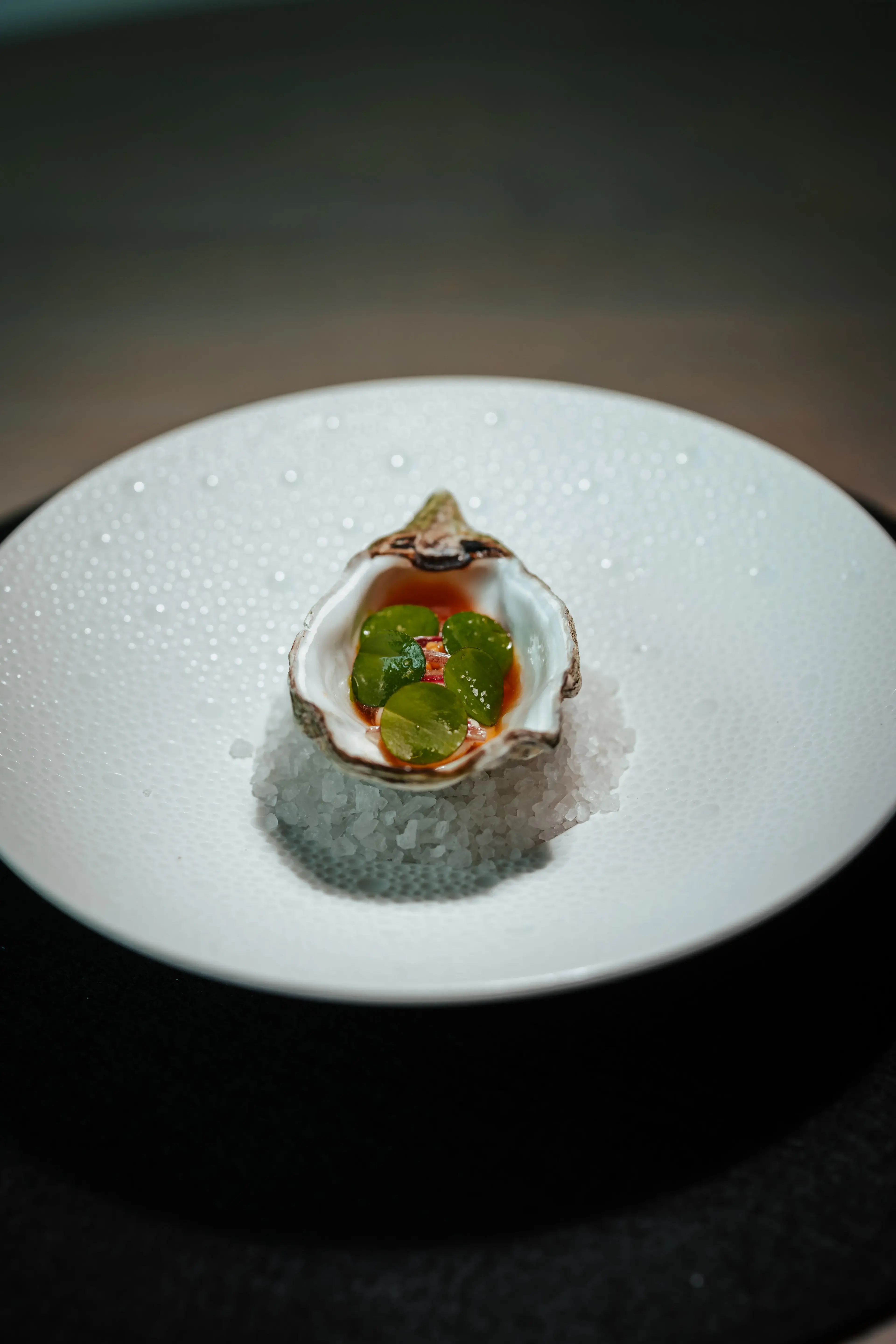 Frische Auster serviert auf Eis, fein garniert