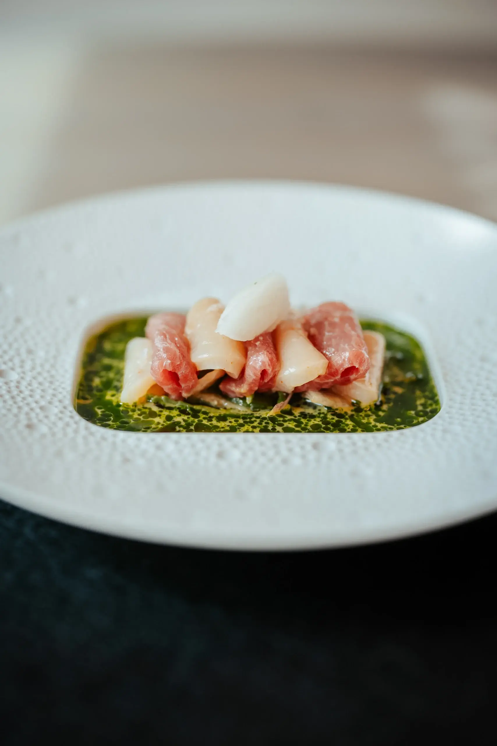 Fein angerichtete Fisch-Vorspeise im Restaurant 141 — 98 Falstaff-Punkte