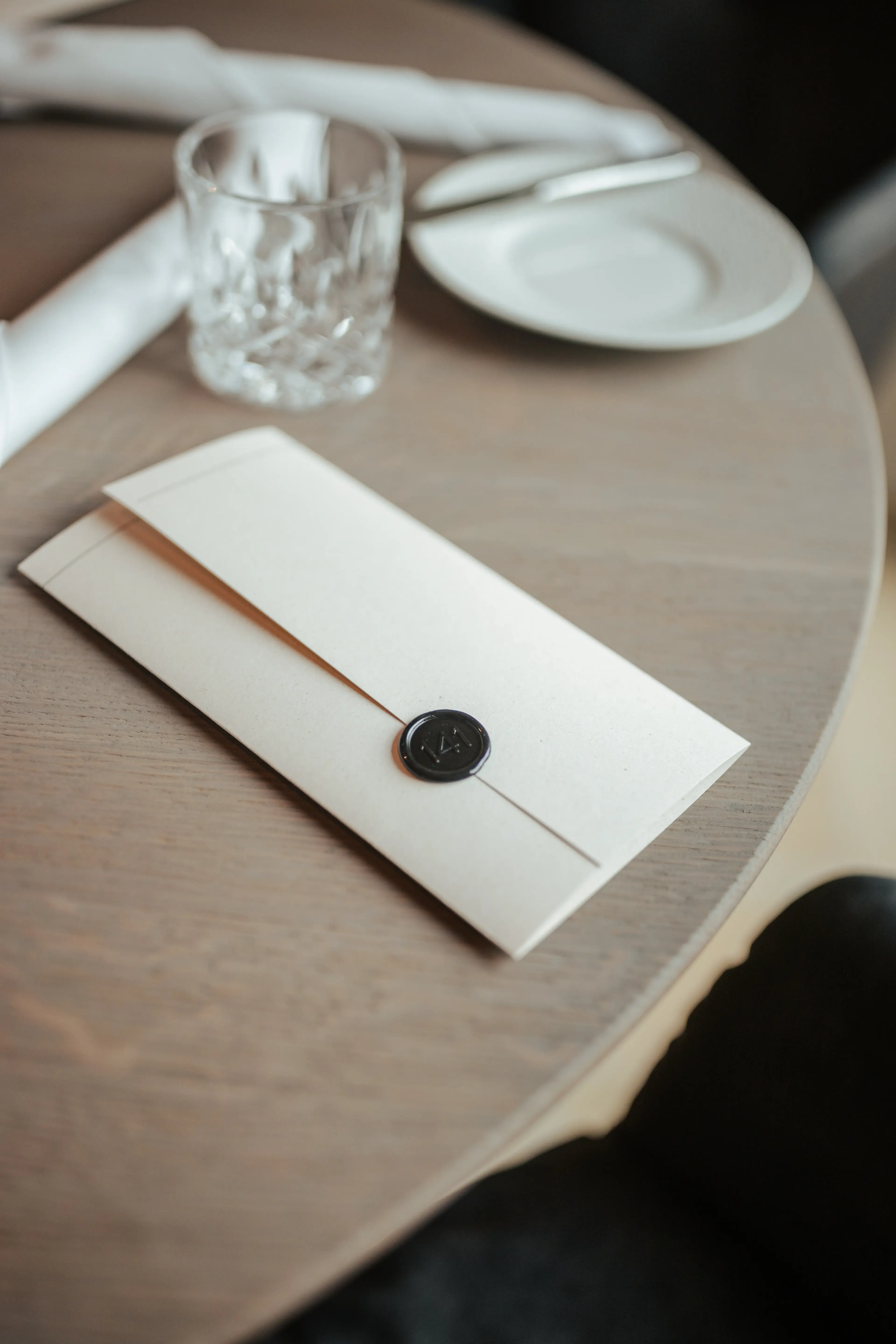 Hochwertige Menükarte des Restaurant 141 auf einem Tisch