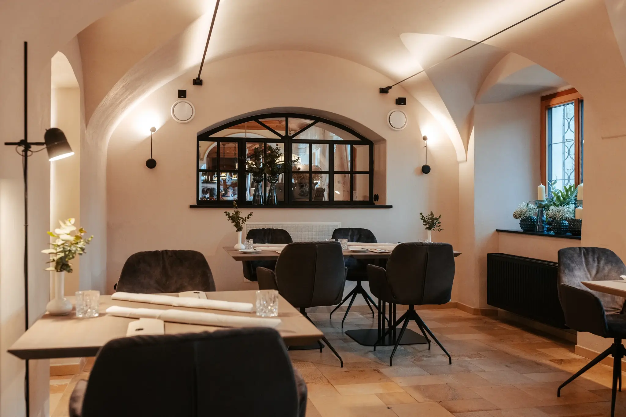 Moderner Innenraum des Restaurant 141 mit gedeckten Tischen