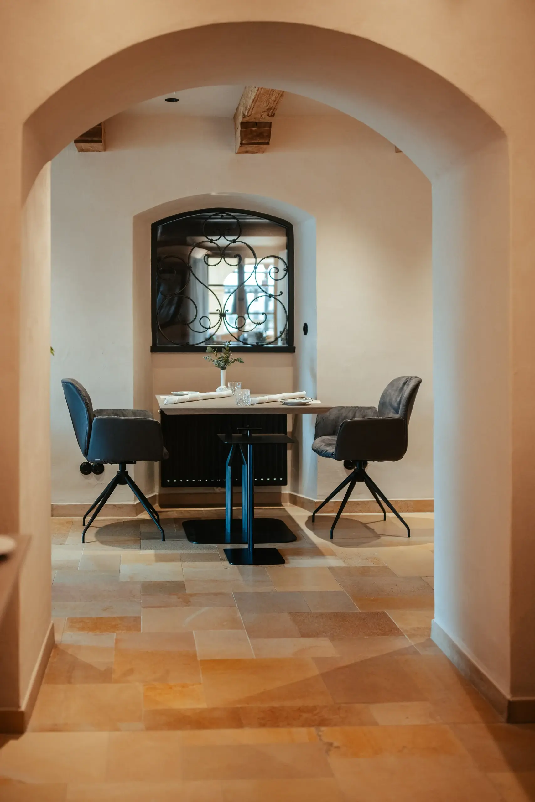 Elegant gedeckter Tisch mit Weingläsern